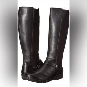 Clarks Women's Cheyn Meryl Fashion Boot. Women’s size 9 . Like new